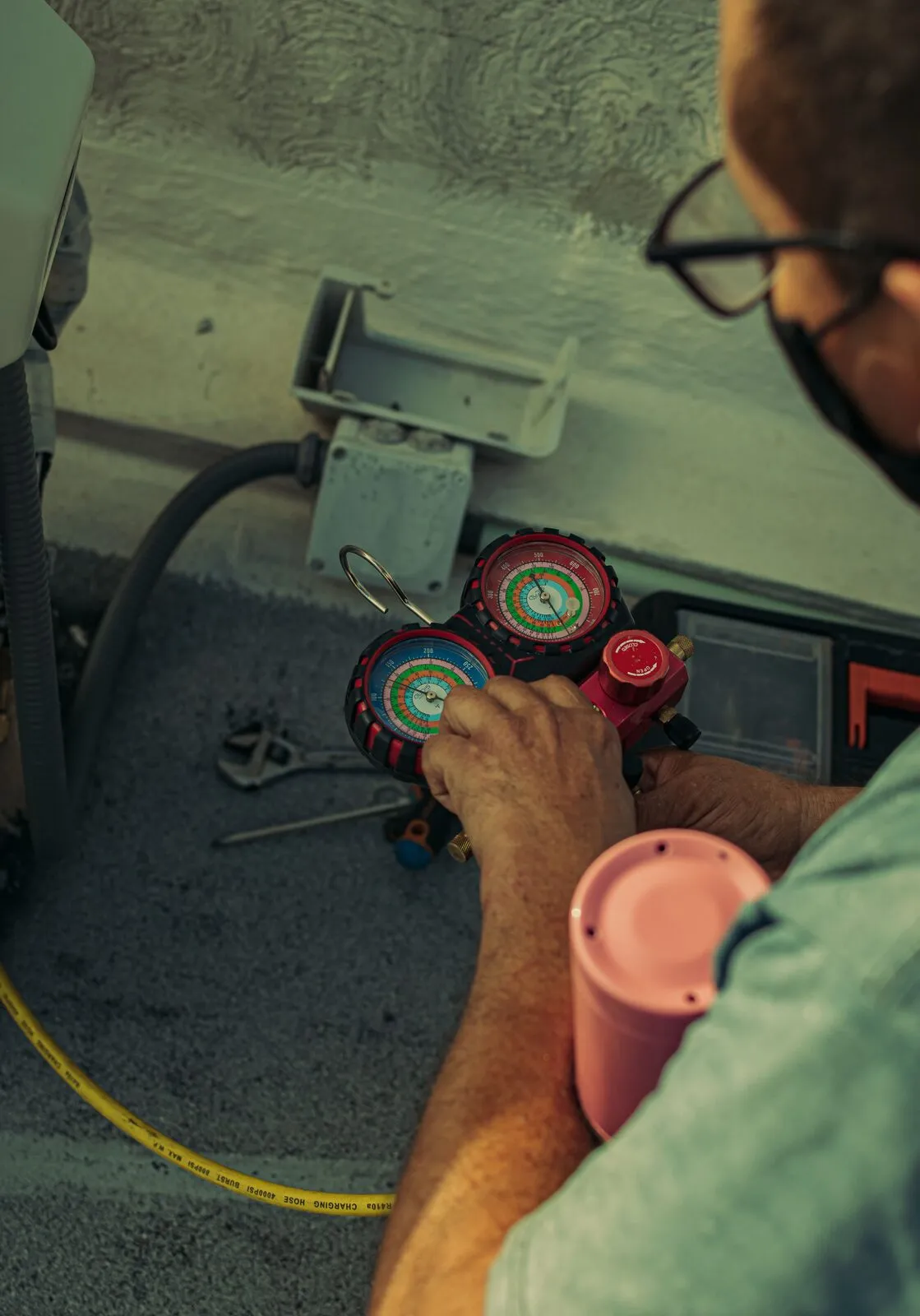 Illustrative stock photo — a refrigerant manifold gauge set used during AC diagnostics; not an actual Lake Havasu AC Guide job site.